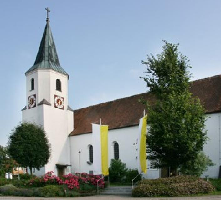 Pfarrkirche St. Peter und Paul. Turm und Chor sind spätgotisch um 1495. das Langhaus und die Sakristei entstanden um 1790.