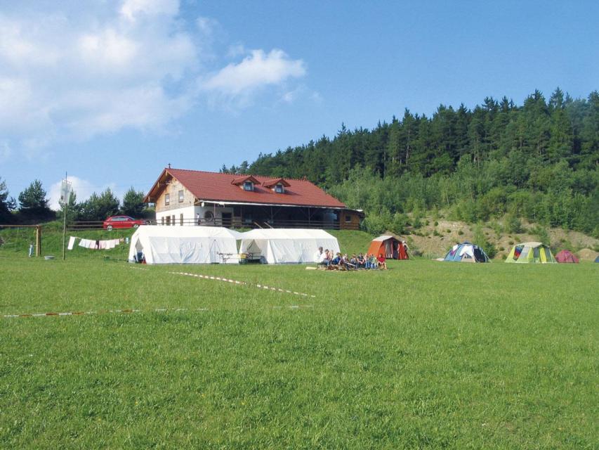 Der Campingplatz liegt 200 m von unserem Bauernhof entfernt auf einer Hochebene und bietet eine hervorragende Aussicht. Zentrum ist die gemütliche Berghütte mit Freizeitraum (100 qm) mit Biertheke, Bühne, fester Bestuhlung (50 Pers.) und weiteren ...