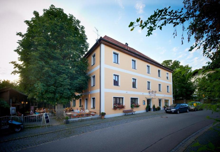 Unser Landgasthof „Zur Post“ mit Biergarten liegt zentral in der Ortsmitte von Mitterfels und bietet bayerische Schmankerl aus hauseigener Metzgerei.