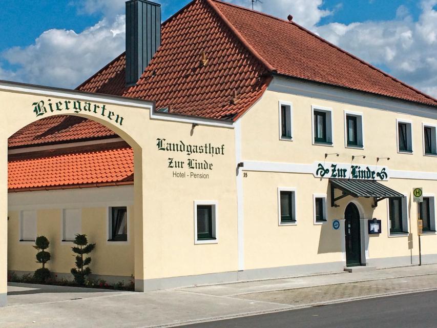 Der Landgasthof zur Linde befindet sich im Zentrum von Salching, einem ruhigen Gäubodendorf, nur sieben Kilometer von Straubing entfernt. Unser privat geführtes Haus wurde 2014/2015 komplett neu gestaltet und zeichnet sich durch eine ...