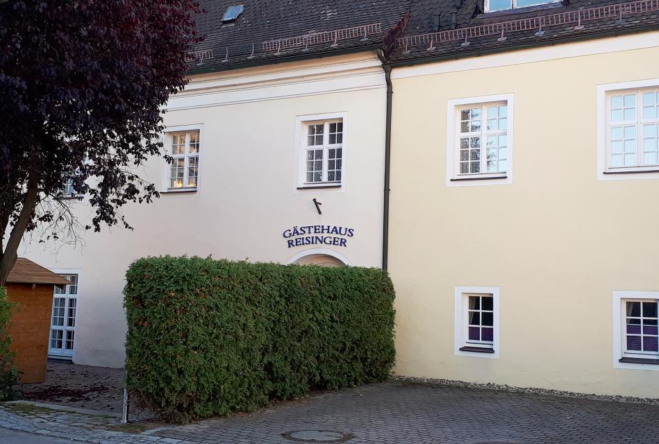 Unser familiengeführtes Gästehaus im historischen Altbau, liegt in ruhiger Lage im Ortsteil Sossau.