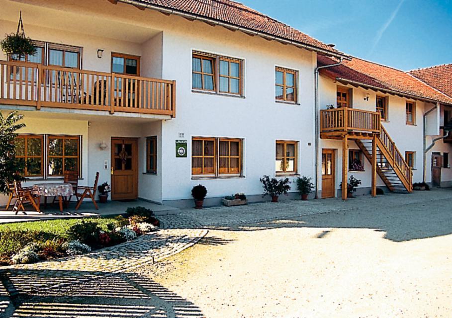 Ein gepflegter Dreiseithof - mit separatem Gästehaus - ganz in der Nähe der Donauauen lädt Sie recht herzlich ein.  