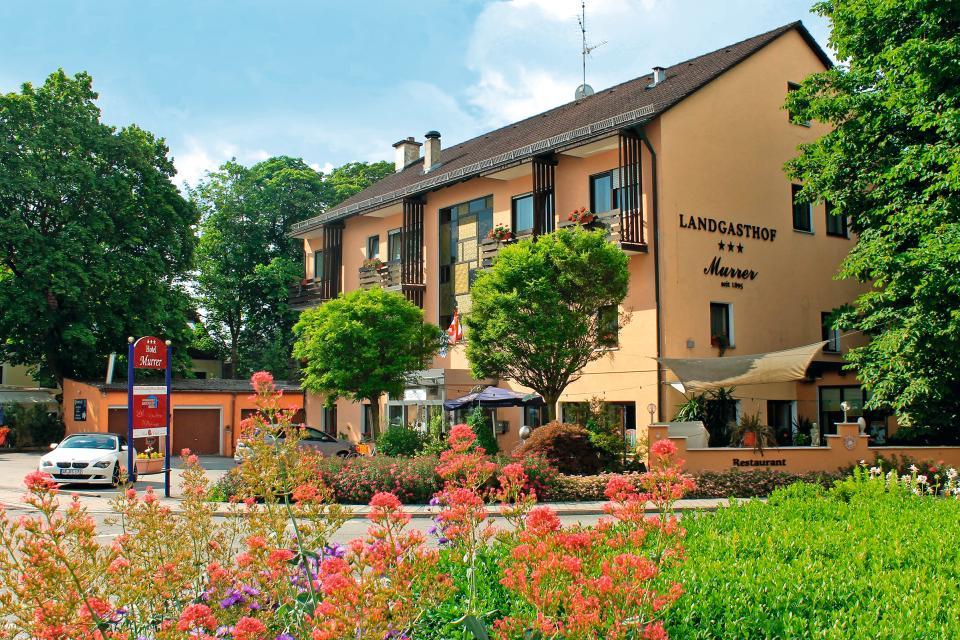 Willkommen im Herzen Niederbayerns! Wir sind in kleines aber feines, familiengeführtes 3-Sterne Landhotel mit ausgezeichneter bayerischer Slow-Food Küche.
