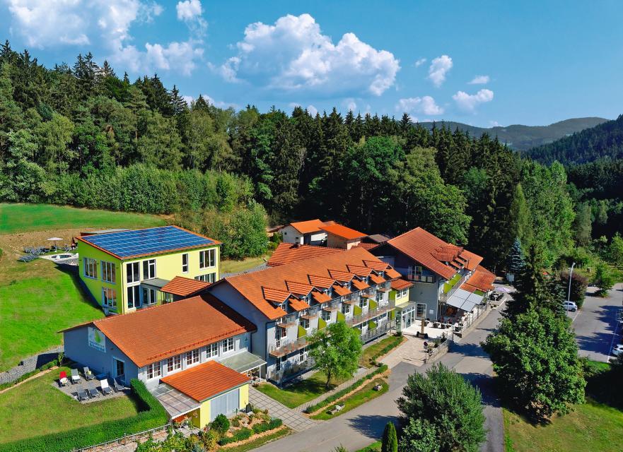 Unser modernes Hotel im Herzen des Bayerischen Waldes steht für Urlaub und Erholung,
                 title=