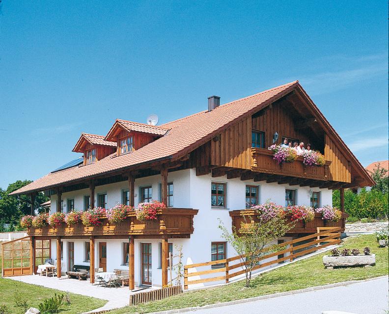 Unser Haus befindet sich in einer ruhigen, reizvollen Erholungslandschaft auf 950 m am Ortsrand von Rattenberg mit herrlichem Blick auf die Gipfel des Bayerischen Waldes.