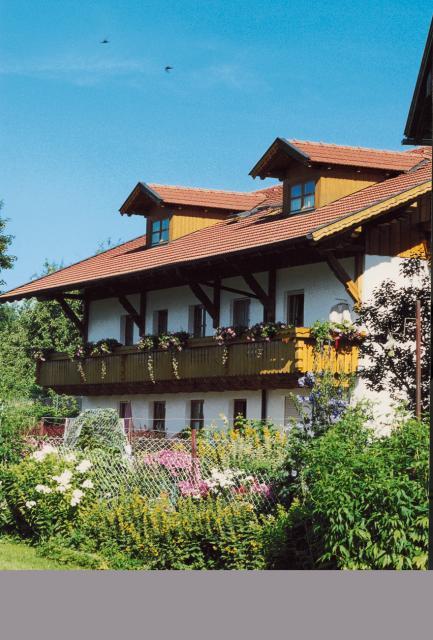 Unser freistehendes Haus liegt umgeben von Wiesen und Wäldern am Fuße des fast 1100 m hohen Hirschensteins.