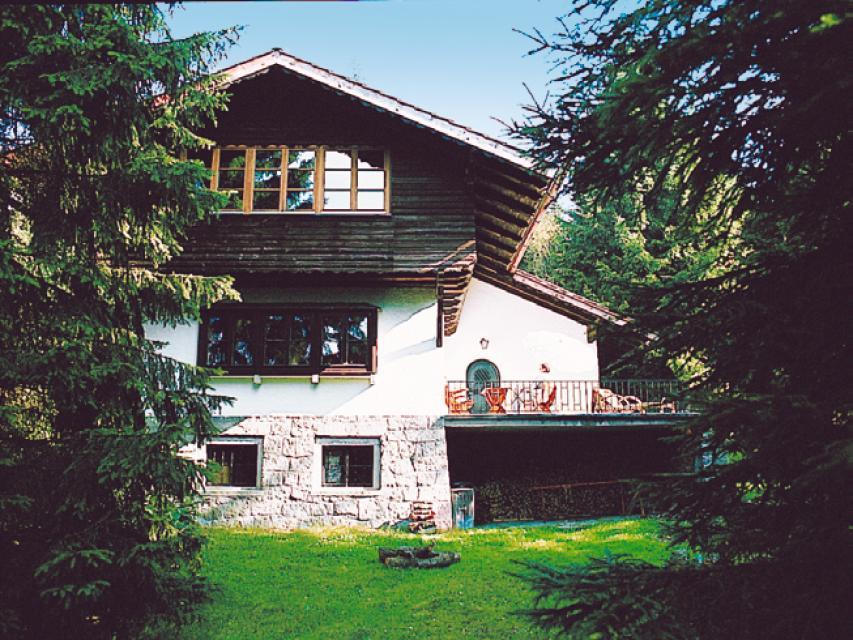 Das komfortabel und gemütliche, im bayerischen Stil eingerichtete Ferienhaus für 7 Personen ist in einem 4000 qm großen Waldgrundstück gelegen. 