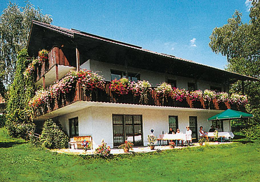 Ruhig gelegenes Gästehaus, umgeben von Wiesen, Feldern und Wald.