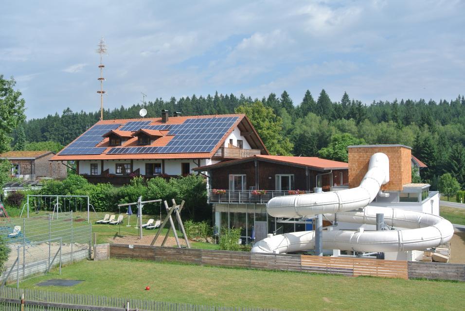 Kinderhotel Simmerl mit Liegewiese, Spiel- und Fussballplatz und 8 Meter Röhrenrutsche.