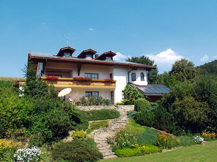 Unser Haus mit 2 komfortablen FeWos liegt in sehr ruhiger und sonniger Lage (Südhanglage) in Haibach. 