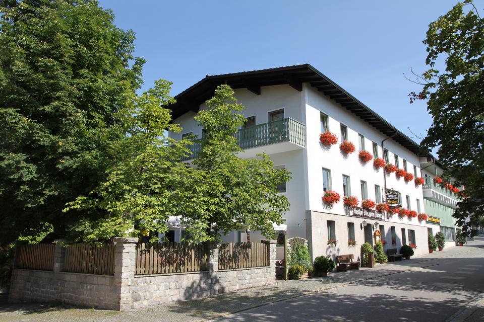 Unser Gasthof mit eigener Metzgerei liegt in der Ortsmitte von Mitterfels.