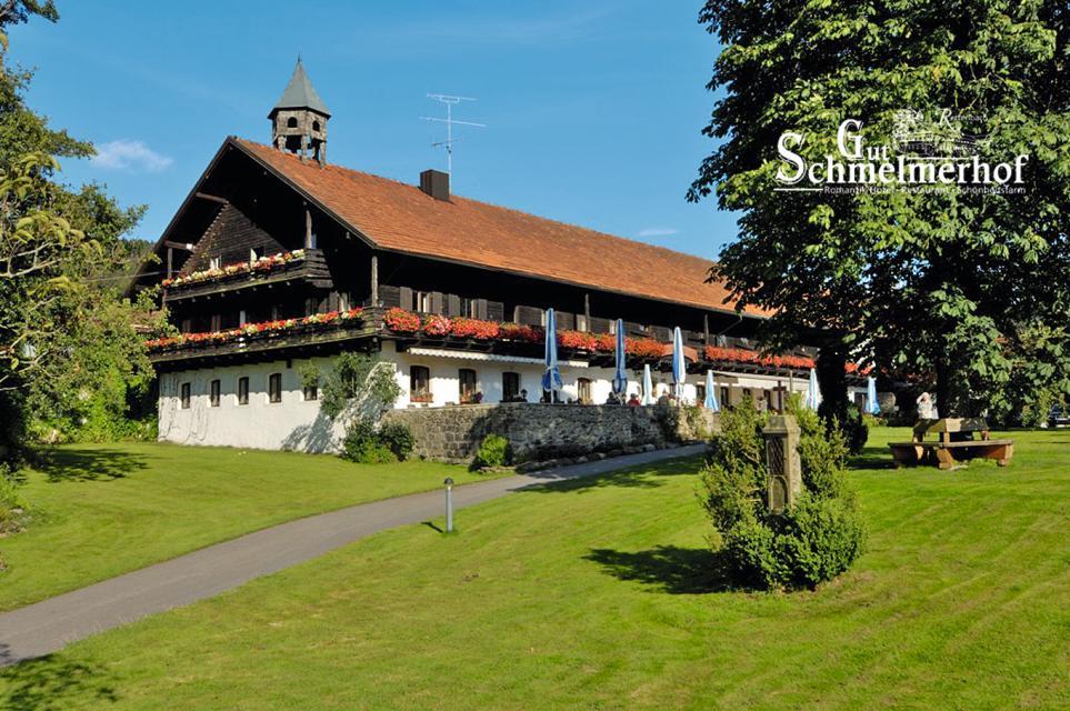 Genießen Sie Tradition und Gastlichkeit in unserem alten Gutshof, der bereits seit 1630 in der nun 12. Generation von der Familie Schmelmer geführt wird.