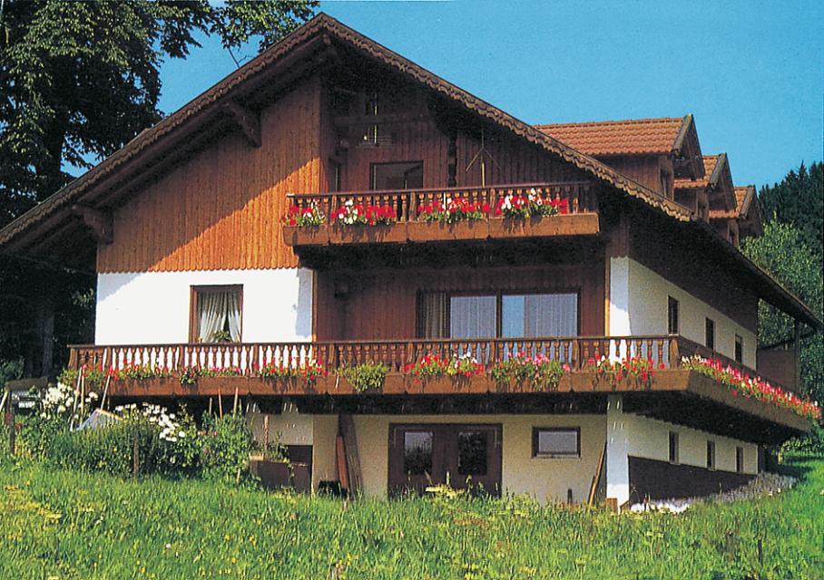 Ruhe und Erholung finden Sie in unserem komfortablem Haus am Fuße des Hirschensteins (1095 m), mit schöner Aussicht zum Donautal. ­