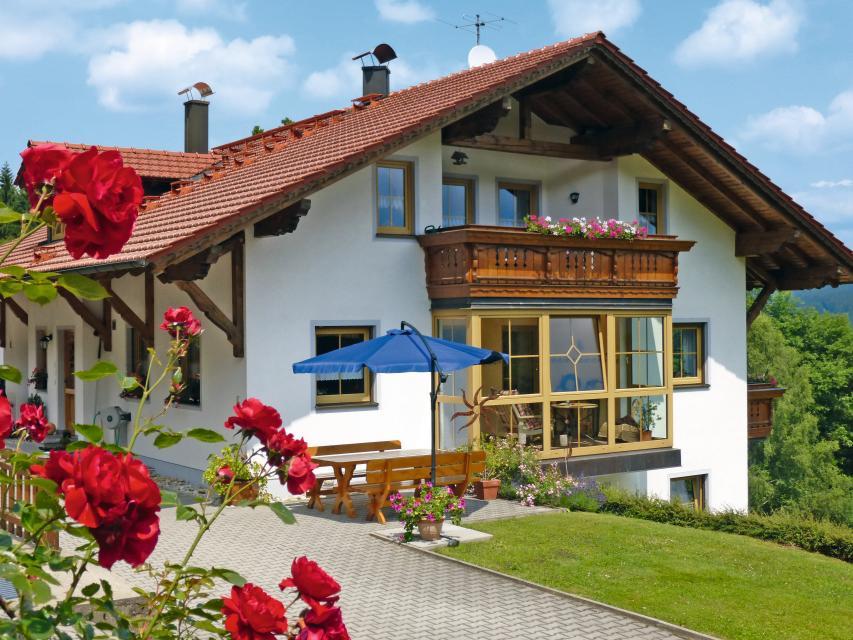 Umgeben von Wald und Wiesen liegt unser familienfreundliches Haus mit herrlicher Aussicht im Ortsteil Zellwies. 