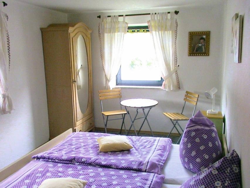 Liebevoll-ländlich eingerichtete Zimmer mit Dusche/WC; großzügiges Frühstück oder Lunch-Paket nach Wahl.
                 title=
