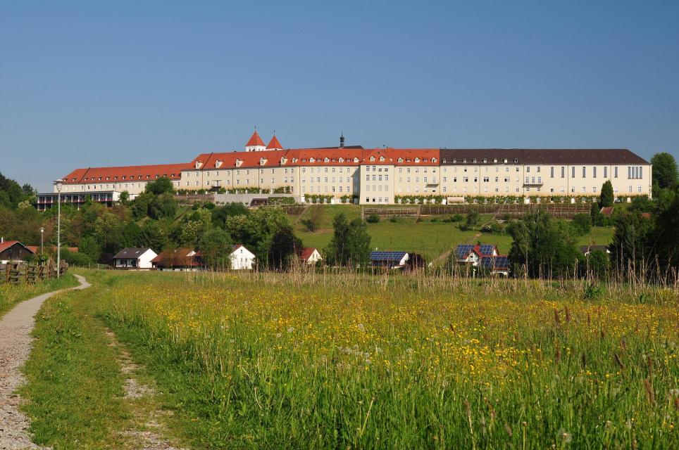 Das ehemalige im Jahre 1109 gegründete Benediktinerkloster Mallersdorf wurde in der Säkularisation aufgelöst.