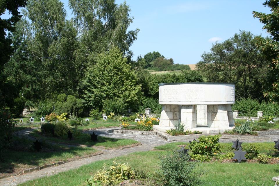 1947 wurde der Friedhof bei Pfaffenberg/Oberlindhart errichtet.
