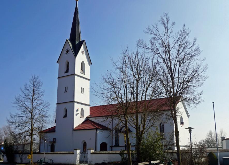 Die genaue Entstehungszeit der Expositurkirche Sankt Martin in Reibersdorf ist heute nicht bekannt. Mit großer Wahrscheinlichkeit wurde sie im 15. Jahrhundert erbaut. Seit 1653 gibt es nachgewiesene ortsansässige Seelsorger.Die Kirche St. Martin steht als Vorposten des Dorfes der Donau ...