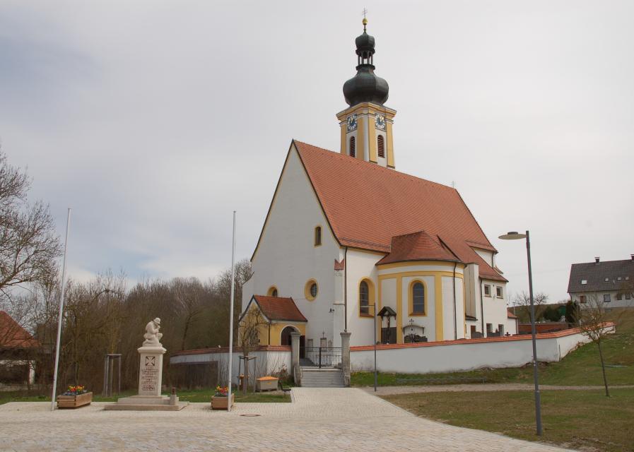 Wer von Geiselhöring ins drei Kilometer südwestlich gelegene Hadersbach unterwegs ist, sieht schon von Weitem die dortige Mariä Himmelfahrtskirche. 