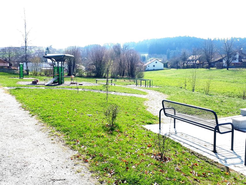Der Standort für den Bewegungspark befindet sich in der Ortsmitte von Ascha, südlich des Schulsportgeländes. Auf einer bislang als Wiese genutzten Fläche ist der Bewegungspark mit Kneipp-Anlage errichtet worden. 