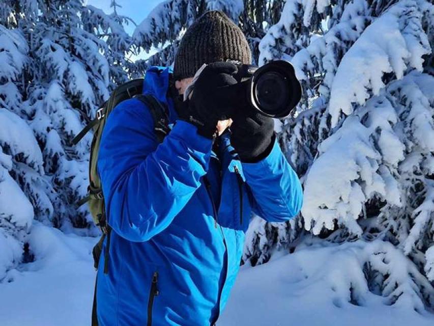 Englmarer Fotoexpedition auf Schneeschuhen: Eine Schneeschuh-Wanderung zu den schönsten Plätzen rund um Sankt Englmar. Bewusst Dinge zu sehen und dann auch noch richtig abzulichten, ist für jeden Naturliebhaber erstrebenswert. Dabei zeigt der Fotoexperte Bernhard Krempl wie man die Kamera ...