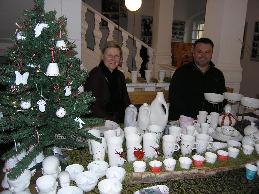 Alljährlich findet im Schloss Wiesenfelden ein weihnachtlicher Kunsthandwerkermarkt im Dezember statt. Veranstalter ist das Umweltzentrum Schloss Wiesenfelden.