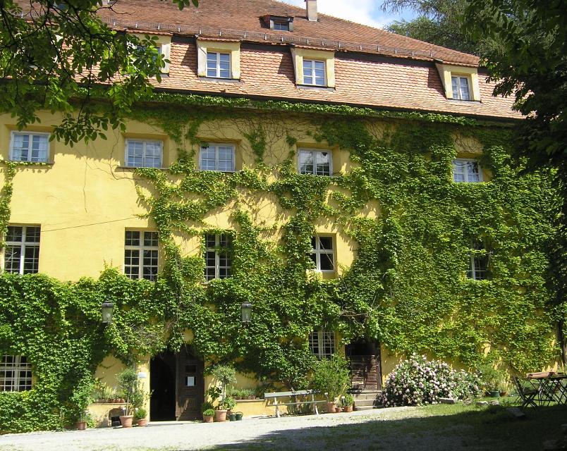 Das Umweltzentrum Schloss Wiesenfelden ist das älteste nichtstaatliche Umweltzentrum in Bayern.