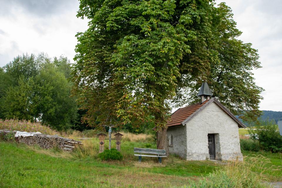 Die Kapelle steht im Zentrum von Hilm am Rundwanderweg 5 nach Sankt Englmar.Mit dem daneben stehenden Feldkreuz und Totenbrettern - ein Platz um Inne zu halten.Entstehung: Die Kapelle wurde um 1880 errichtet und steht unter Denkmalschutz.