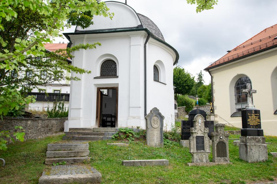 Die Kapelle steht im alten Friedhof neben der Pfarrkirche in Sankt Englmar. Die Kapelle wurde um 1700 errichtet und steht unter Denkmalschutz.Die Kapelle dient zum Gedenken des Ortspatrons Engelmar und der armen Seelen.