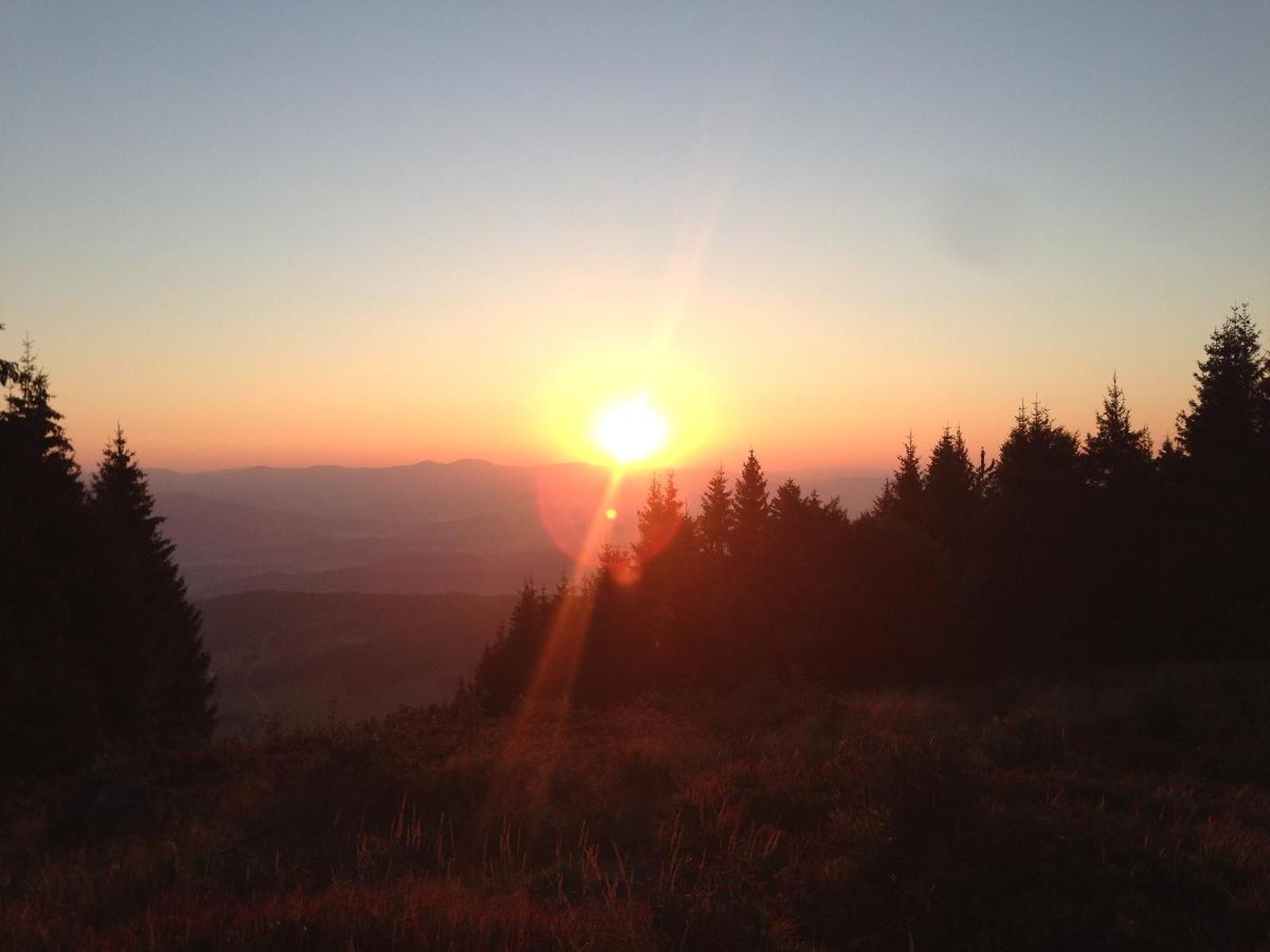 Sonnenaufgang auf dem Gipfel des Pröllers - mit Doris Metzger. Nach einem Aufstieg (ca. 3 km und 200 Höhenmeter), der den Kreislauf in Schwung bringt, werden Sie mit einem Sonnenaufgang über den Bergen des Bayerwaldes und dem geistlichen Morgenimpulsbelohnt. Taschenlampe empfohlen! Treffpu...