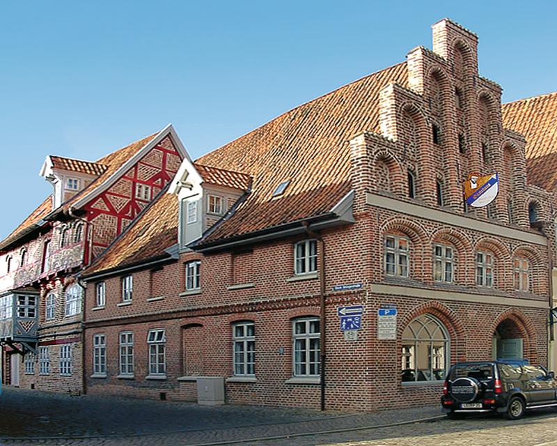 [b]Wohnen im historischen Ambiente[/b] Das Gästehaus Drewes Wale nahe dem Lüneburger Stadtzentrum inmitten der sehenswerten Altstadt, am Rande der Fußgängerzone, ist ein ehemaliges Brauhaus mit alter Gastgewerbetradition. Das eindrucksvolle, behutsam sanierte Baudenkmal von 1489 ist heute ein mod...