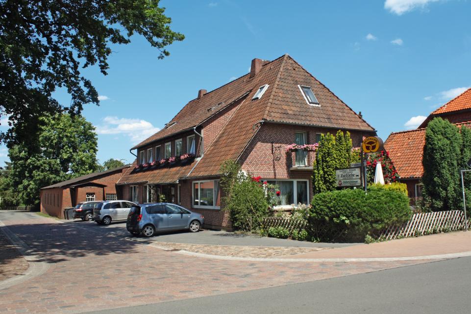Ein behagliches Gasthaus mit persönlicher, fast familiäre Atmosphäre. Edendorf ist ein kleiner Ort inmitten der Lüneburger Heide und ist durch die zentrale Lage ideal als Ausgangspunkt zu zahlreichen Unternehmungen. Gönnen Sie sich etwas Ihrer ...
