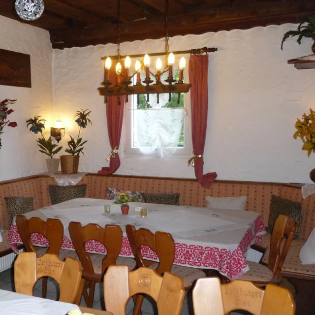 Fränkische Küche genießen in der gemütlichen Gaststube oder im Biergarten am Wiesengrund in Ungelstetten.
