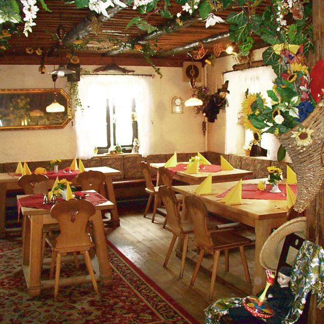 Rustikale Gaststätte in Burgthann, bekannt für gebackenen Karpfen.