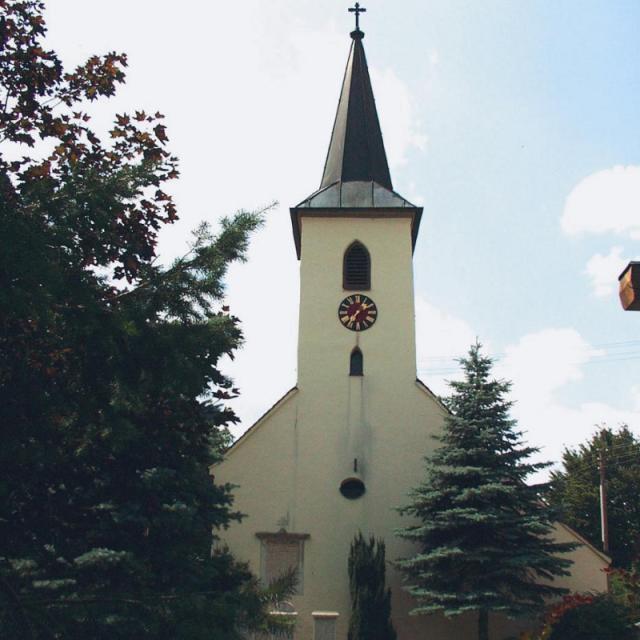 Die kleine St. Andreas und Bartholomäus Kirche inmitten des verwinkelten Dorfes Eismannsberg.