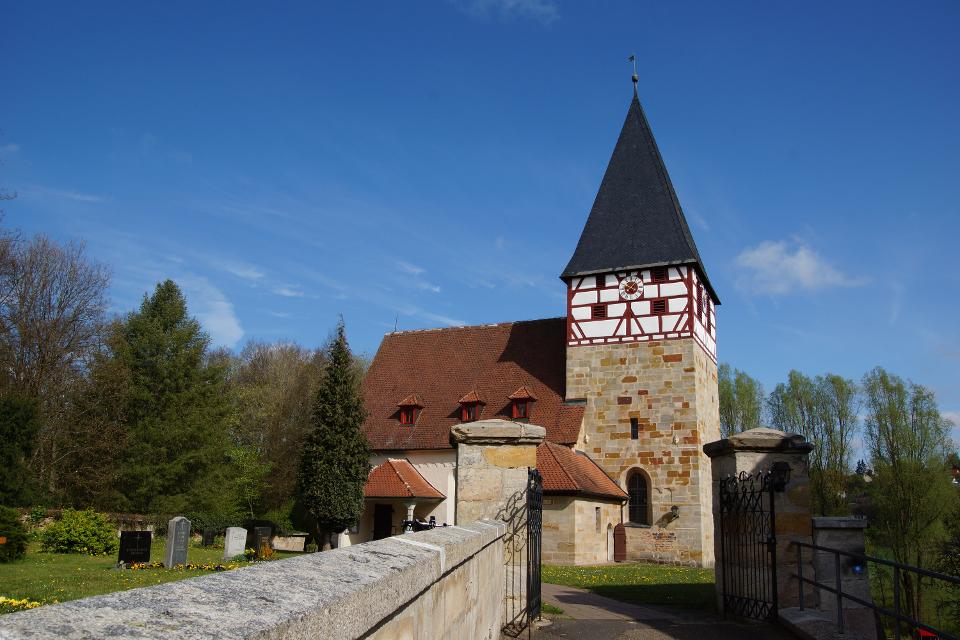 Die Kirche, an deren Ort schon im 8. Jahrhundert eine Taufkirche stand, ist dem Erzengel Michael geweiht.