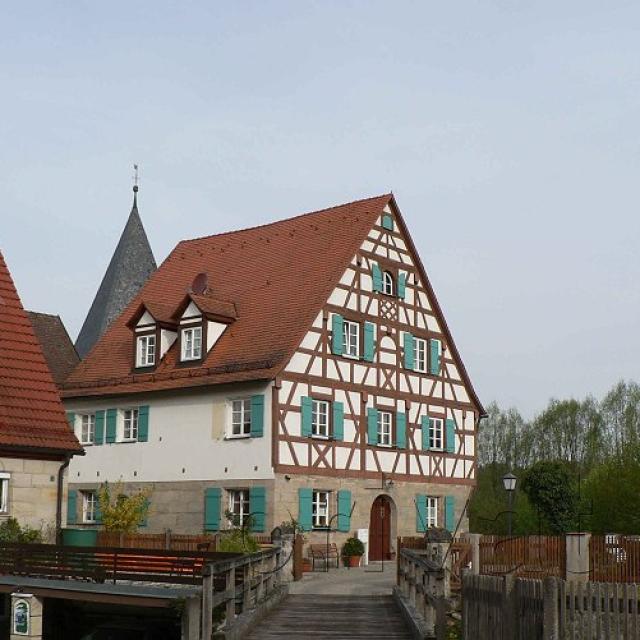 Der ehemalige Herrensitz „Welserschloss“ wird heute als Pfarrhaus genutzt.