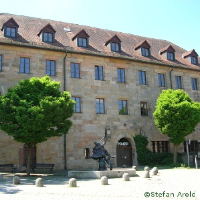 1585 durch die Reichsstadt Nürnberg als Sitz ihres Pflegers errichtet - seit 1971 dient es als Polizeiwache.