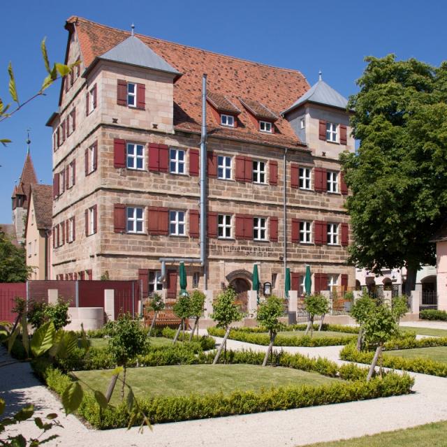 Das Schloss in seiner heutigen Form entstand 1590/91 aus einem der drei ehemaligen Herrensitze Nürnberger Patrizier in Feucht.