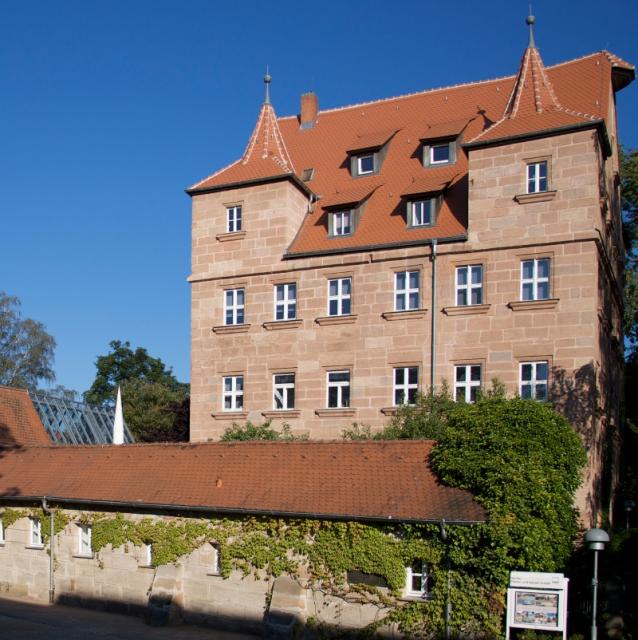 Das Pfinzingschloss wurde um 1460 von Ludwig Pfinzing als Wehrbau mit Wassergraben errichtet.
