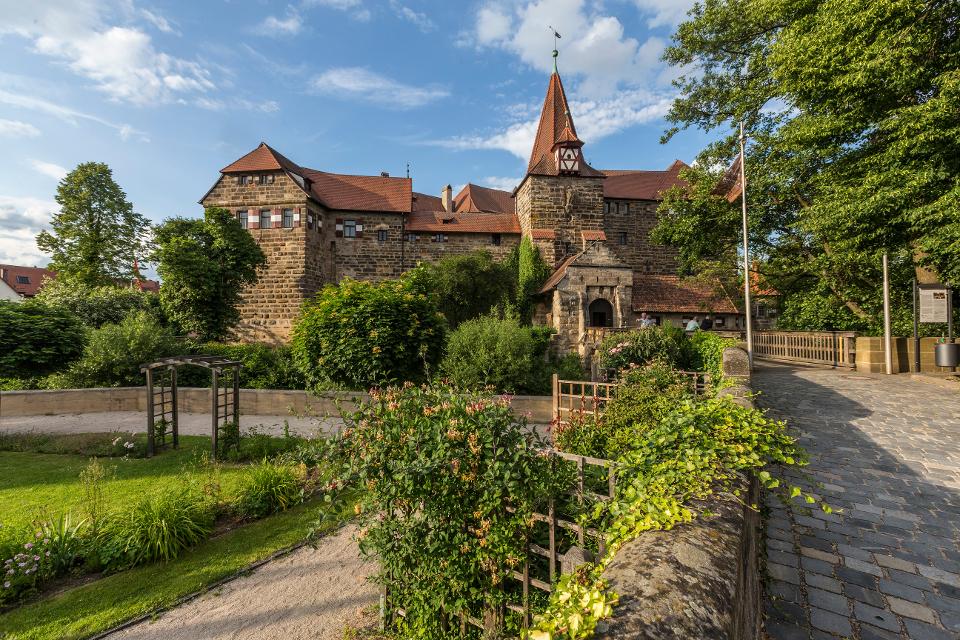 Von Kaiser Karl IV. 1356 - 1360 erbaute Burg - auch Wenzelschloss genannt
                 title=