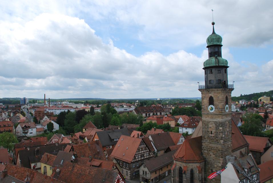 Von allen Richtungen ist der Turm der Johanniskirche als Wahrzeichen der Stadt Lauf sichtbar.