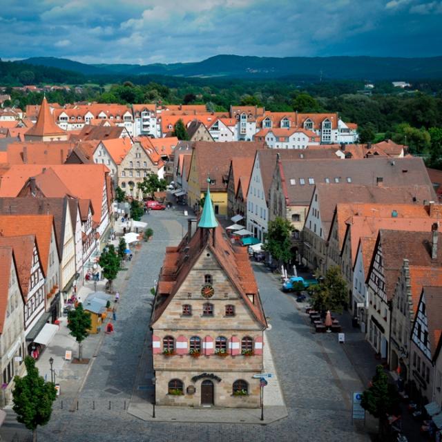 Der Markt entstand aus der Erweiterung der alten Handelsstraße von Nürnberg nach Prag, der heutigen Bundesstraße 14.
