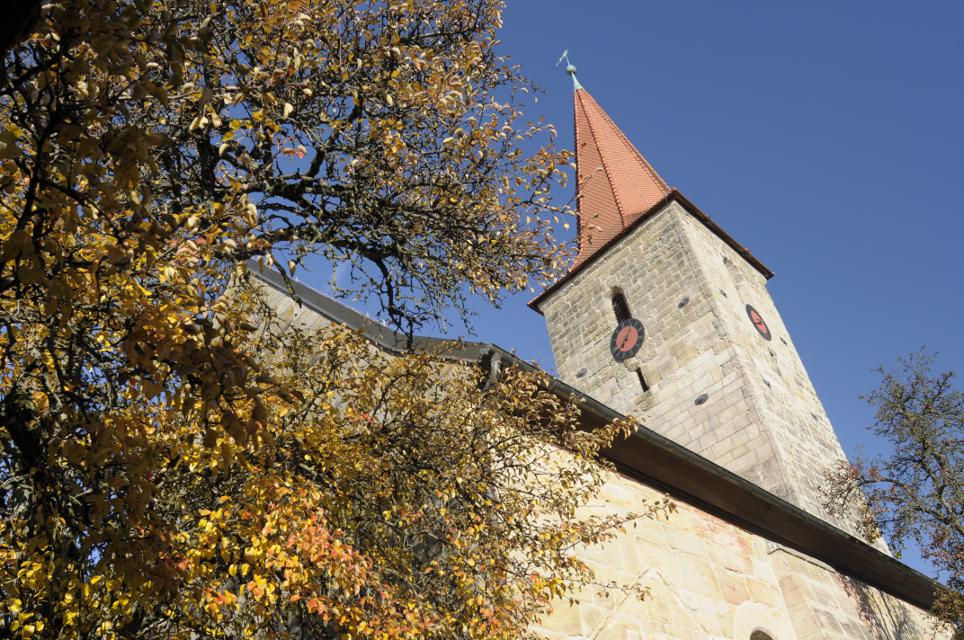 Die Kirche ist Mitte des 14. Jahrhunderts als Wehrkirche entstanden.
