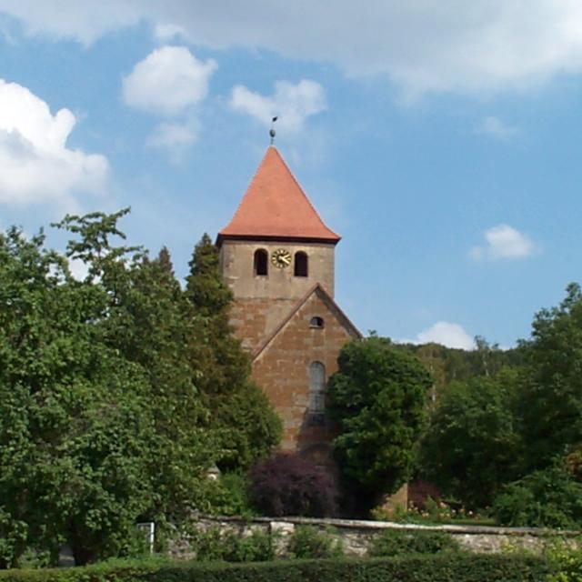 Die farbenfrohe Dorfkirche wurde im 11. Jahrhundert vom Bischof in Eichstätt als Pilgerort gegründet.