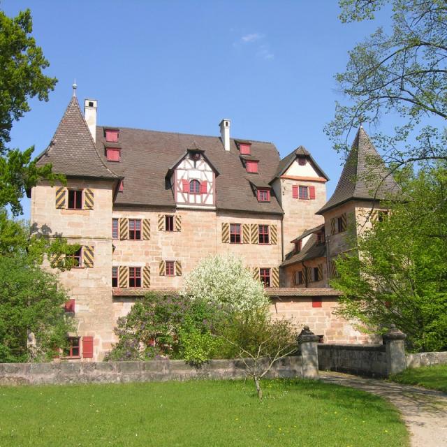 Seit 1876 ist das Schloss im Besitz der Petz, die es in ihre Familienstiftung überführten.