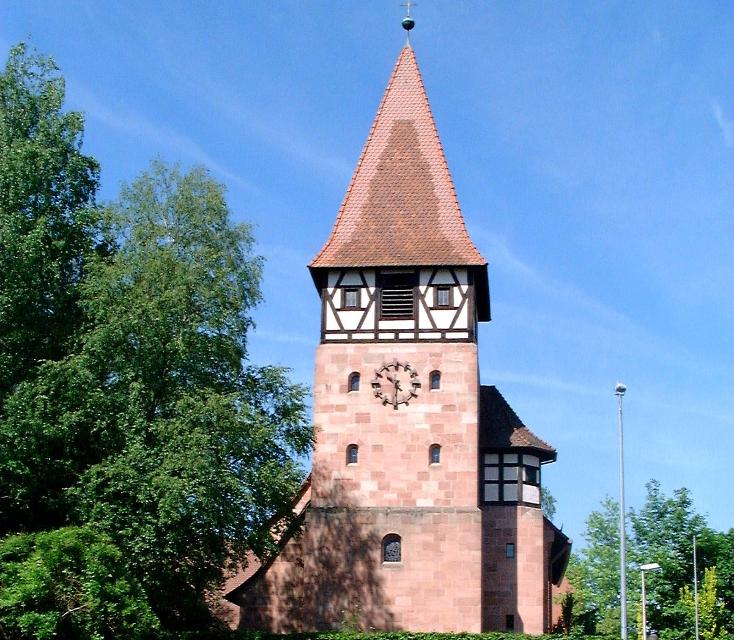 Vorbild für die 1955 erbaute Martin-Luther-Kirche ist die Michaelskirche in Rasch.