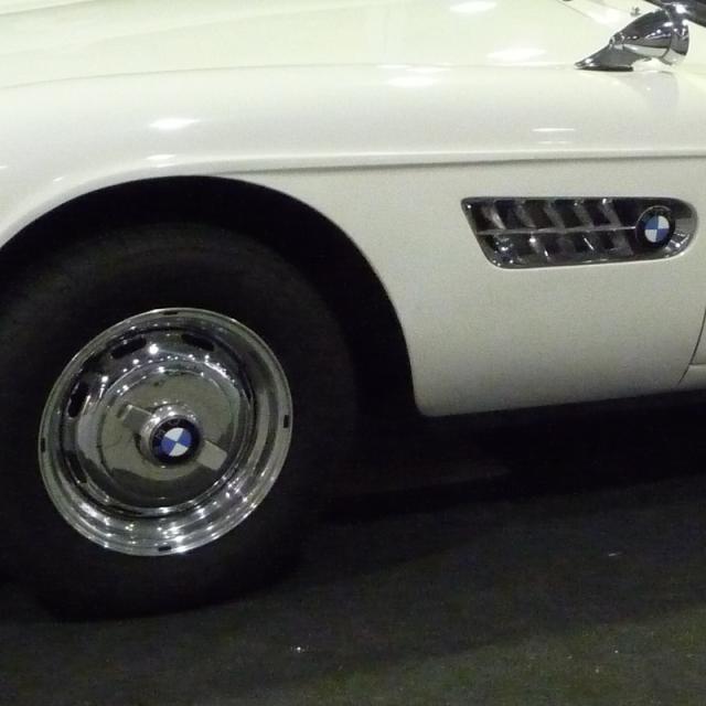 In der Sammlung finden sich historische Kraftfahrzeuge der Marke BMW.