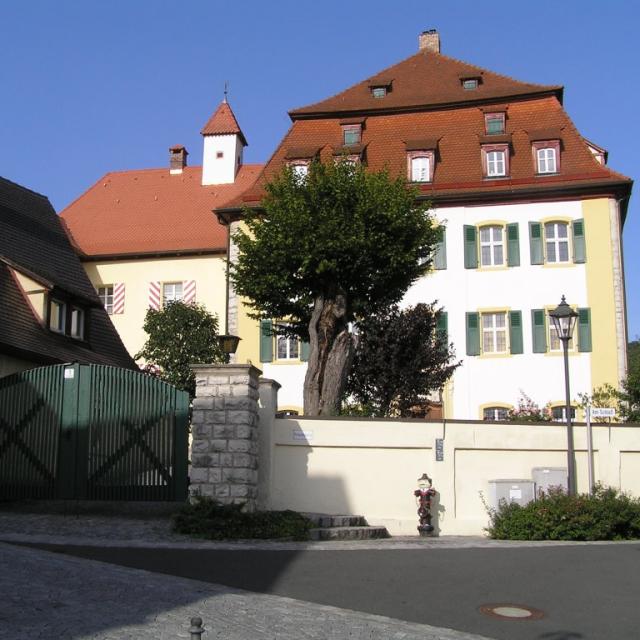 Nähert man sich Hüttenbach, so fällt einem das mächtige Mansarddach eines hochaufragenden, frisch renovierten Barockschlosses auf.