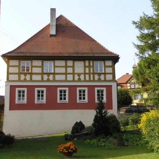 In Großengsee steht seit dem 16. Jahrhundert der kleine Herrensitz, zweigeschossig, mit Walmdach und markantem Dachreiter.